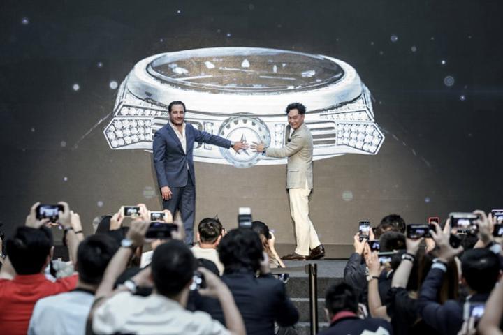 真力时全球首席执行官Julien Tornare先生与陈奕迅共同按动了大萤幕上的虚拟时计表冠