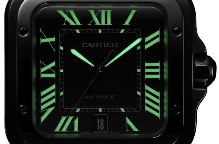卡地亚首次大范围使用 Super-LumiNova 夜光，罗马数字、指针与分钟刻度在黑暗中清晰发光，辨识度提升。