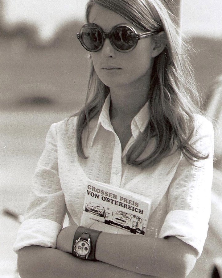 1960 年代，F1 冠军车手 Jochen Rindt 的妻子 Nina Rindt 佩戴着宇宙表 Compax 计时码表，为丈夫计算单圈时间。