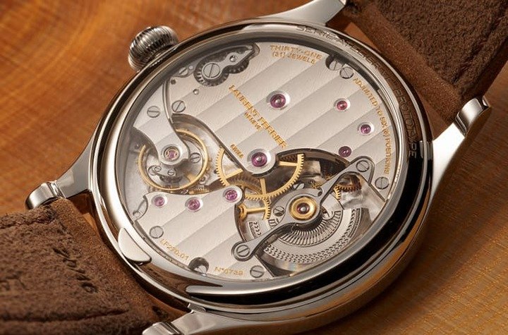 LAURENT FERRIER第二款自动日期机芯LF270.01以精湛的手工一丝不苟地修饰，其需经过139道工序，造就出赏心悦目的质感。