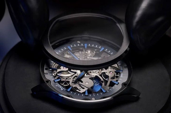 Polo Skeleton Ceramic的表圈与表冠为黑色陶瓷材质，中层表壳则是DLC钛金属，偏向异材质组合。