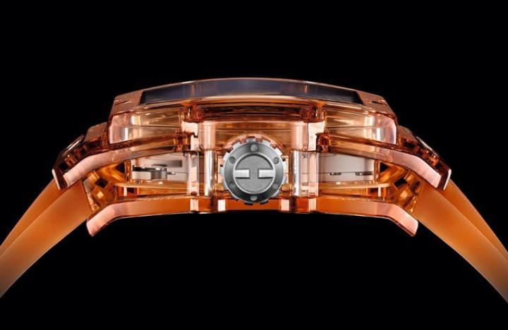 橘色透明表壳既能看见机芯内部结构，也替手表外观增添视觉魅力。