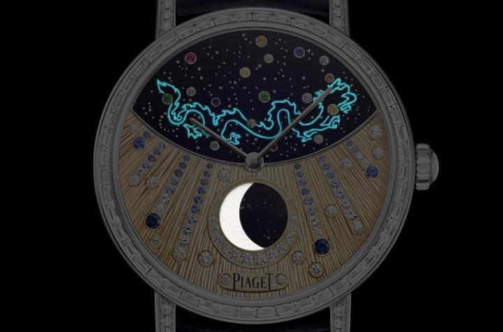 面盘在暗处可见神兽装饰与月相显示都会发出夜光，展现奇特视觉效果。