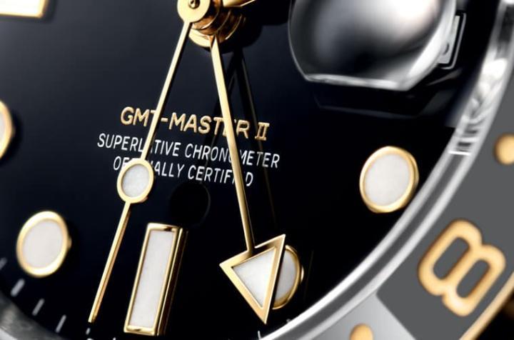 “GMT-MASTER II”字样与表壳材质呼应也采用金色，与黑色面盘搭配展现低调奢华风格。