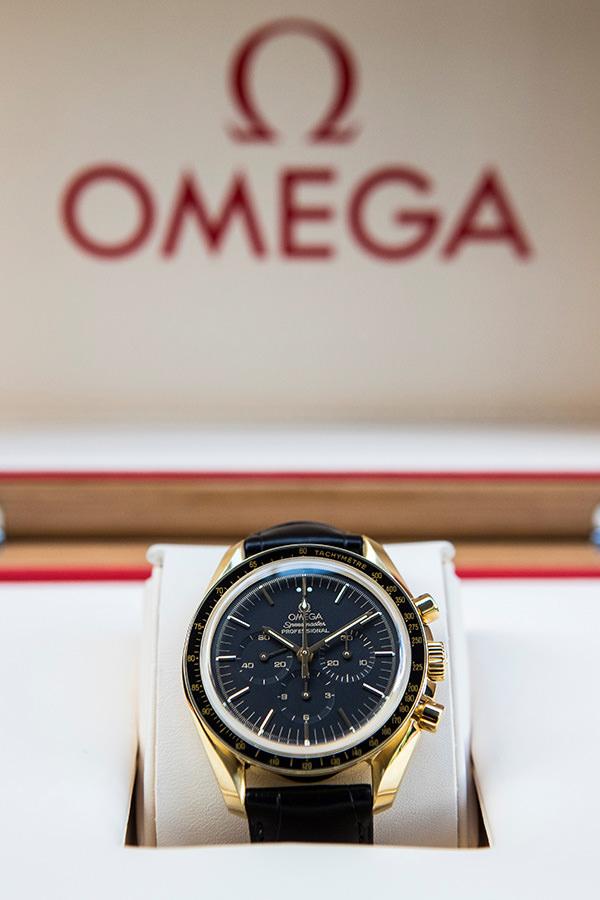 欧米茄为史蒂芬·霍金科学传播奖得主打造的专属超霸系列专业月球表