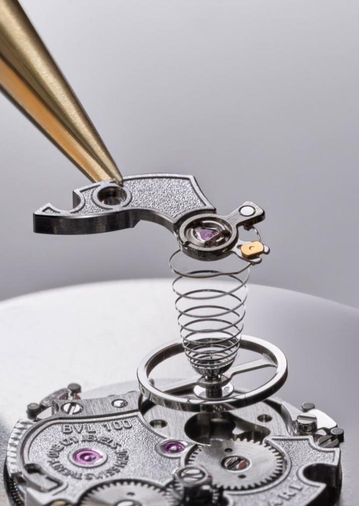 Piccolissimo超小型机芯此一全新机制名列全球最小机芯之列，完全由宝格丽 Le Sentier 腕表工坊设计与制作。