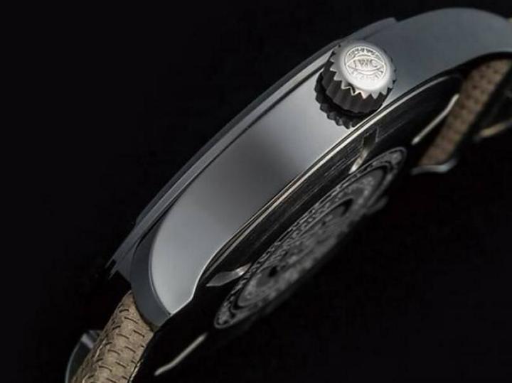 黑色陶瓷表壳是Top Gun系列一贯的特徵，作为旗下的子系列Miramar也继承了这点，不过这一代改成了抛光处理以示区隔。飞行员系列的表壳都是两件式的，表圈和中壳一体成型，而非寻常的三件式