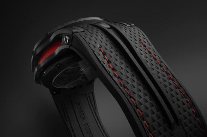 黑色橡胶表带饰有凹槽细节，并加上两侧红色缝线呼应赛车元素。表带内侧带有独特纹理，看起来让人联想起甩尾时地上的煞车痕。