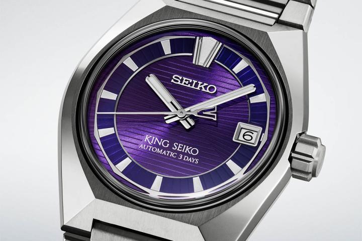 面盘中央纹饰则结合了横条纹与自中心向外放射的纹理，呈现出仿佛驾车行驶在东京高速公路上、朝着广阔天际线的振奋动态感。