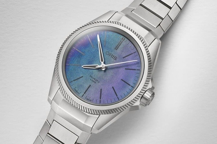 ORIS ProPilot X系列新作搭载Calibre 400，特色在于面盘以表坛首见的雷射技术制成，形成独特的视觉效果。