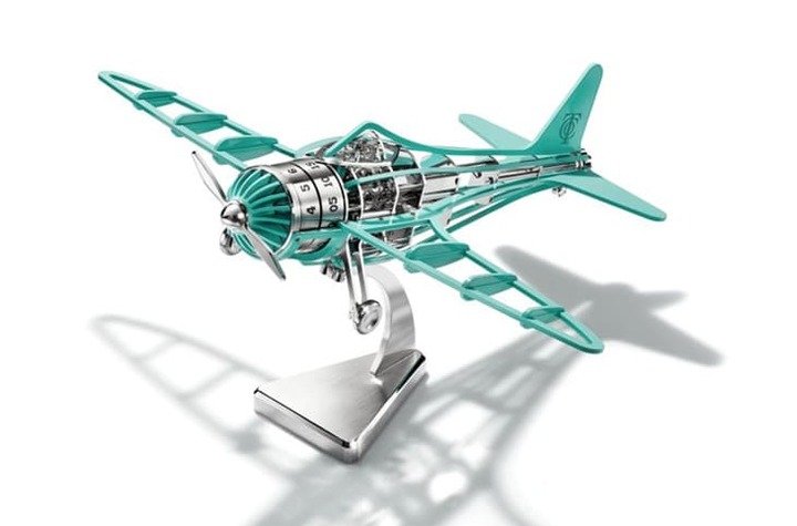 TIFFANY Airways时钟尺寸约36x44x27公分，含底座重量则约3公斤。