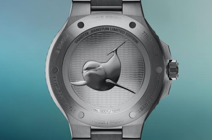 旋入式实底盖镌刻江豚图案及限量编号，提升防水性能，并突显手表纪念与保育使命意涵。