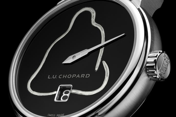 L.U.C Quattro Spirit"冥想达摩" 腕表的表盘设计灵感源自朝臣兼画家近卫信尹（1565–1614）的经典之作《冥想达摩》。这幅风格简约的水墨画，描绘了禅宗佛教的始祖 —— 传奇僧人达摩。面壁九年，达摩体现了对灵性觉醒的追寻、坚毅不屈与内心平衡。他那无臂无腿的圆润轮廓，已成为坚毅精神的普世象征，正如谚语所云："七转八起"。