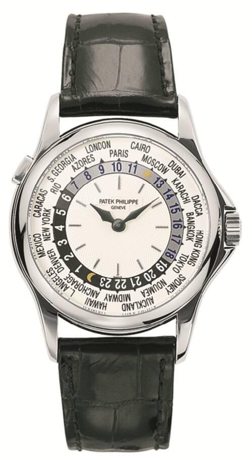 Reference 5110 HU G白金版，产于2000年。百达翡丽Patek Philippe品牌首款在十点钟位置设置按钮的世界时间腕表，只需按下即可调刻有城市名称轮圈。与两个表冠的表款不同，此系统不会影响手表走时的准确性。这是第一款具有旅行时间功能的世界时间腕表（采用与Travel Time系列相同的分离时针，但只有一根）。表盘中心有扭索状装饰图案