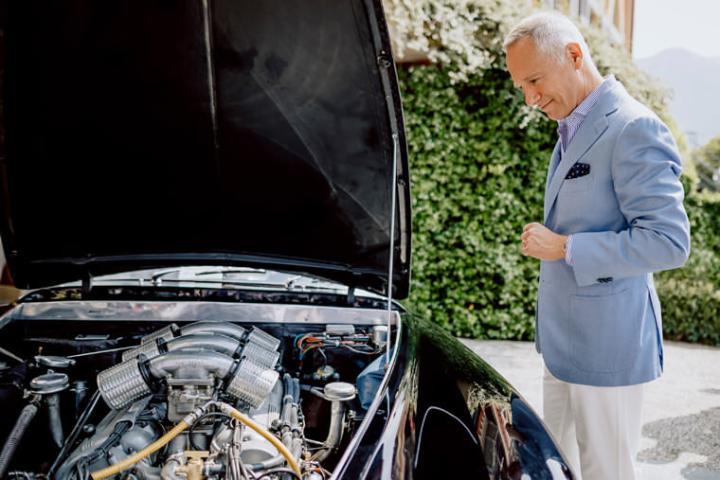 朗格行政总裁Wilhelm Schmid聚精会神地欣赏参展古董车的内外细节