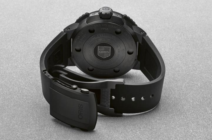 橡胶表带具有两项特殊设计，可以延长手表还可以防止手表意外松脱