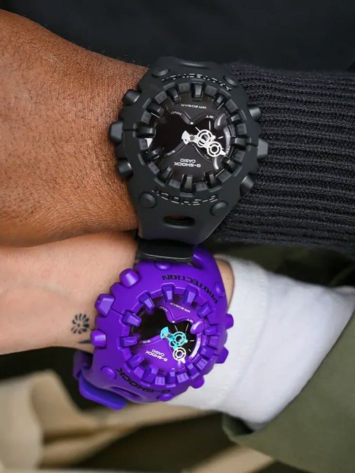 74克重量搭配超大表径，佩戴感刚劲有型，球面玻璃与立体线条让表款更具存在感，按键配置也考量操作与造型平衡。