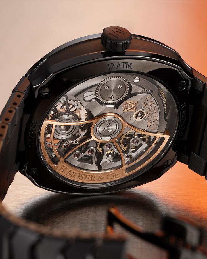 腕表搭载 HMC 805 自动机芯，配备亨利慕时姊妹公司 Precision Engineering AG 自主设计和生产的双游丝。桥板和主板经过碳灰色处理，与红金摆陀形成巧妙对比，凸显机芯的当代优雅质感。