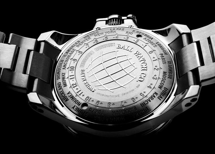 AeroGMT II除了拥有多达三地的时间显示，更将BALL WATCH引以自豪的气灯技术发挥得淋漓尽致，一展符合专业人士需求的机能性。此外底盖上刻有各地时区参照表，可以作为读时的指标