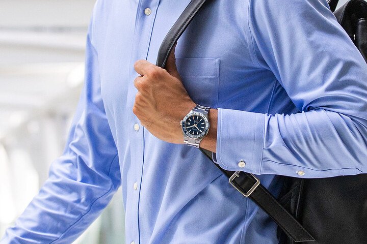 Series 8 系列 880 高抗磁机械腕表，具备 GMT 两地时间功能，轻松掌握跨区时间。