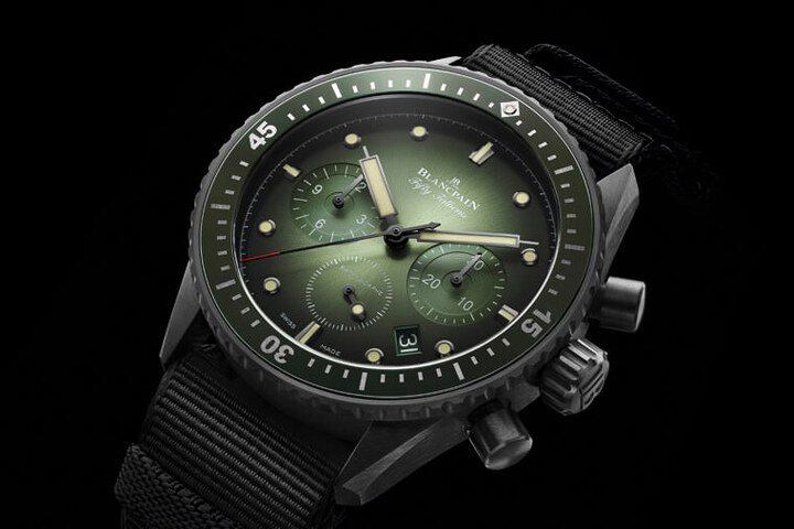 Bathyscaphe计时码表加入了如同心系海洋限量版的绿色款式，独特的渐层效果让人看了爱不释手