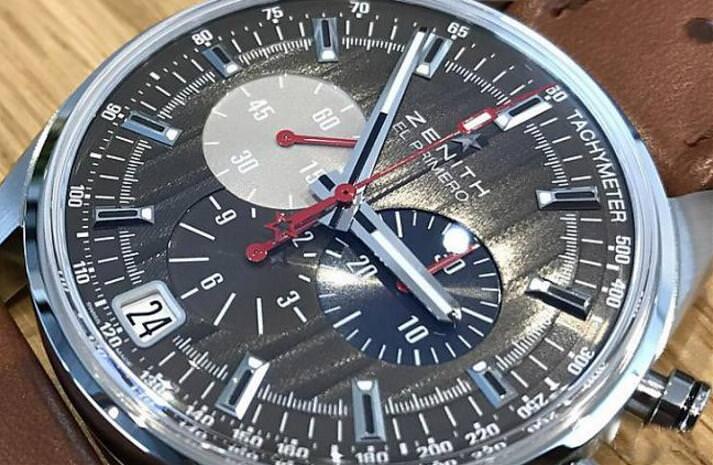 将本来做在机芯上的日内瓦波纹改做在面盘饰纹上，多少有点表示品牌传奇机芯呼之欲出的意味，尤其与三眼表盘不同的碳灰色泽与纹路，更在造型上加分不少，缔造出面盘的深度与层次感