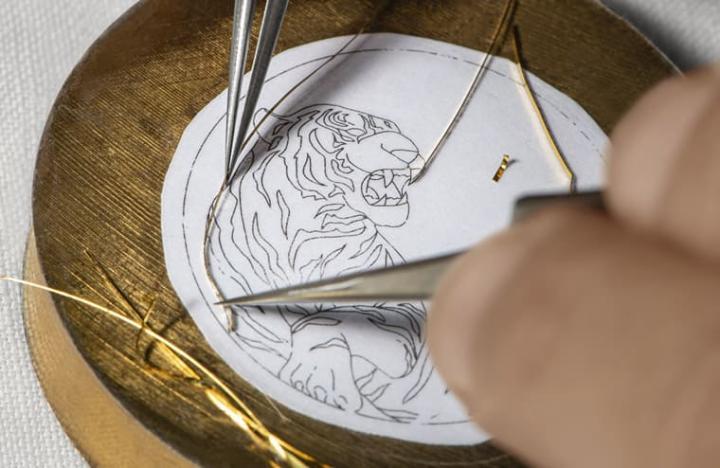 Anita Porchet首先于面盘透过金线勾勒出老虎轮廓线条。