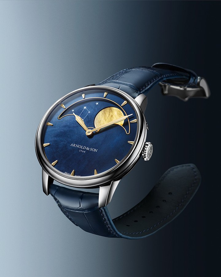 Perpetual Moon "Colours of the Moon" 搭配同色系手工缝制短吻鳄鱼皮表带，采用经典针扣佩戴。针扣采用与表壳同款不锈钢材质打造。