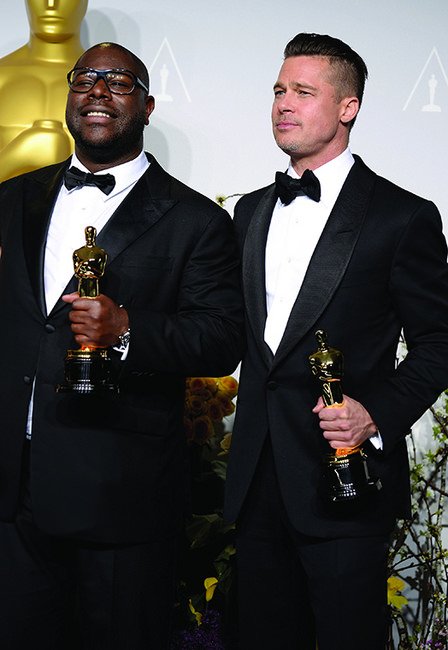 (左)第86届奥斯卡颁奖典礼上夺得最佳影片大奖电影《Twelve Years a Slave》导演Steve McQueen佩戴万宝龙Nicolas Rieussec系列双时区计时腕表与袖扣