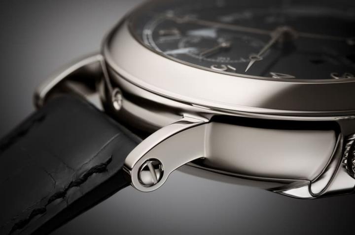 由表壳6点方向的钻石可知手表是以铂金材质制成。