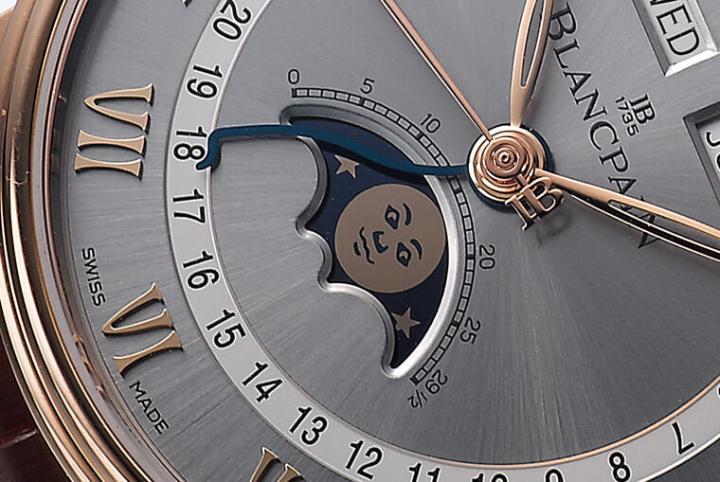 月相显示以人脸图案呈现在宝珀月相表中时常可见，这里的月亮脸庞将目光投向一边，透露出自信的神韵，趣味又神祕