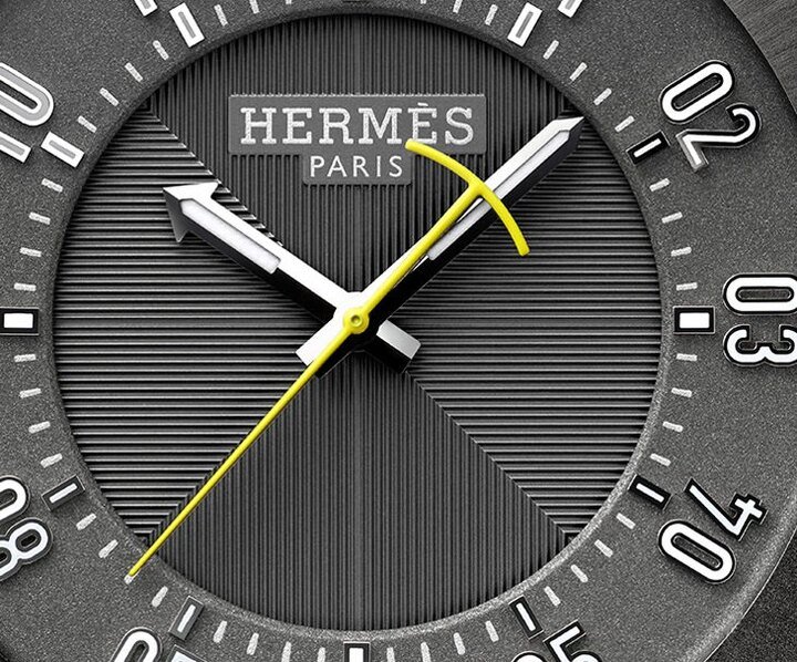 舍去小秒盘设计后的Carré H，以极具反差的颜色标示秒针，同时不失爱马仕玩味的时尚调性