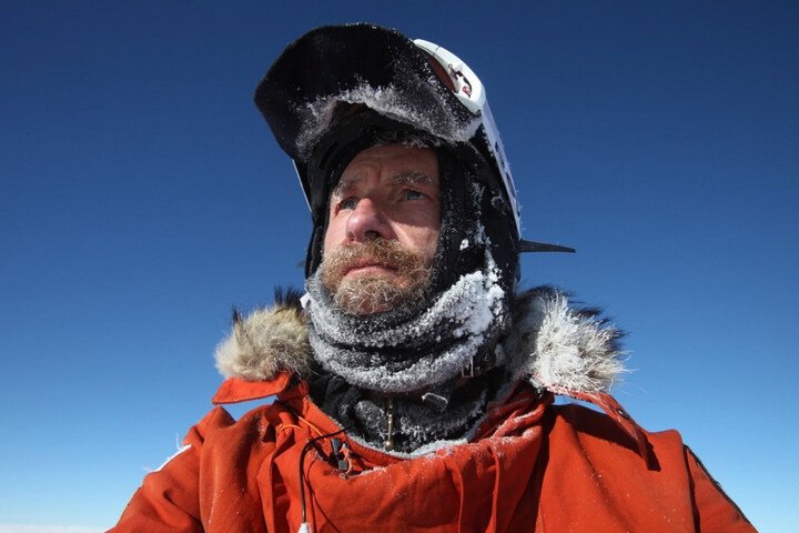 Sebastian Copeland是一位坚定的环保主义者，并出版多本书籍以提高社会的环保意识
