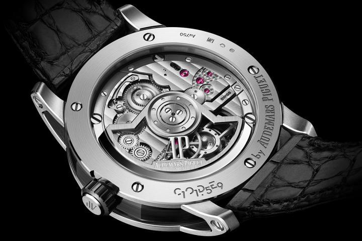 CODE 11.59 系列自动上链飞行陀飞轮腕表配备 2950 型自动上链机芯，6 点钟位置设有飞行陀飞轮装置，无论从表盘正面还是透过蓝宝石表背均可清晰观赏其运转状态。