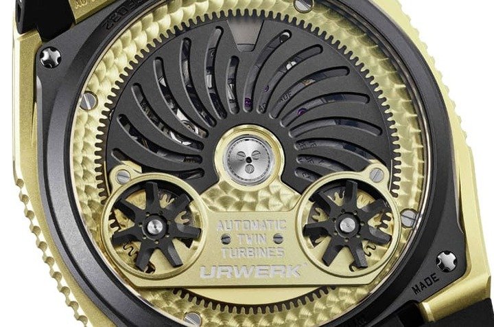 手表搭载 UR-50.01 自动上链机芯，采双涡轮叶调节与凸轮齿条结构，提供 43 小时动力储存。