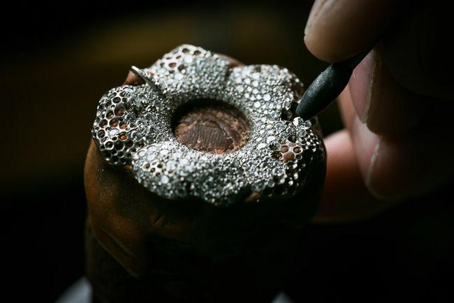 除了拥有百年历史的传统镶嵌工艺外，积家还研发出创新独特的精湛镶嵌技术