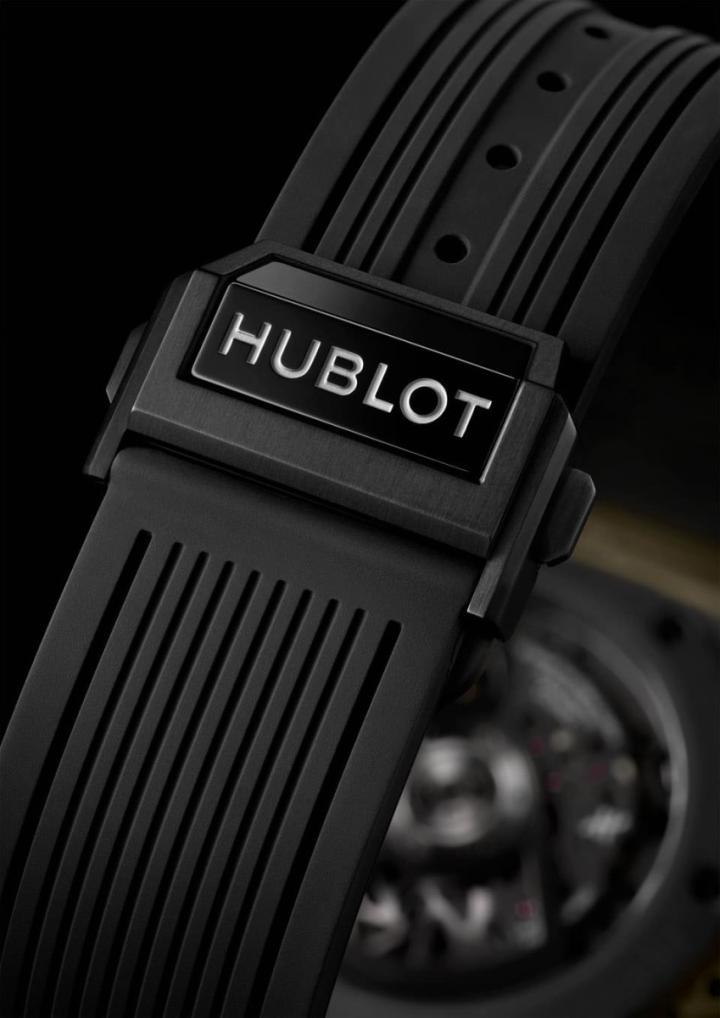 手表配置黑色立体橡胶表带，其折叠表扣是以镀黑钛金属制成。