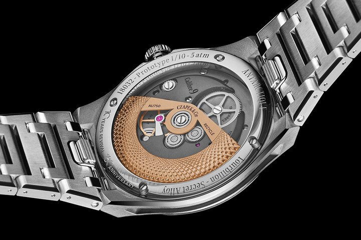Antarctique Tourbillon搭载的Calibre 9是Czapek首款完全自主设计、构思和构造，且大部分加工在内部完成的机芯。
