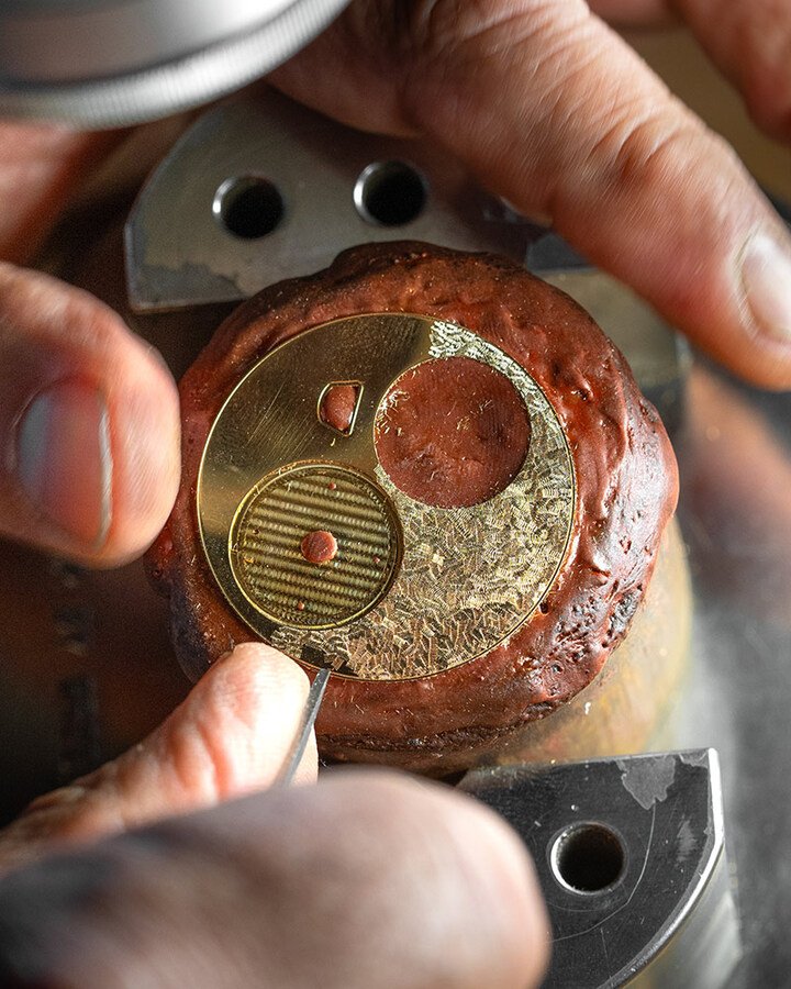 Constant Force Tourbillon 11 铂金版搭载一枚独特的实心黄金表盘，由雕刻师手持雕刻刀，在表盘上施作出细腻考究的 “颤刻”(tremblé) 工艺。在工具精准的震颤下，锐利的刀锋刻划出一连串错落有致的锯齿纹，看似随性却蕴含巧思。