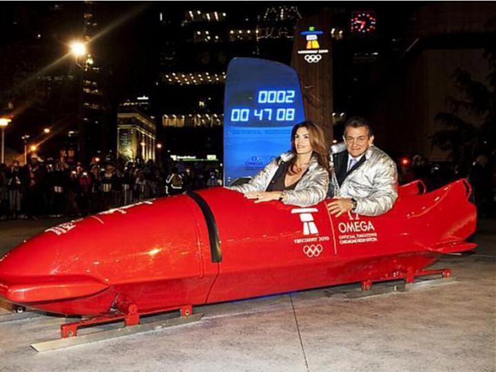 2010年：Cindy在冬季奥运会期间造访主办城市温哥华与惠斯勒，并和OMEGA总裁Stephen Urquhart共同骄傲地坐在一台雪车裡合照