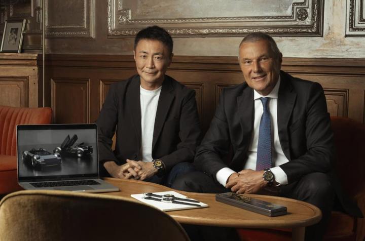 左起为《跑车浪漫旅Gran Turismo》系列制作人兼游戏开发商Polyphony Digital总裁山内一典与宝格丽全球总裁Jean-Christophe Babin。