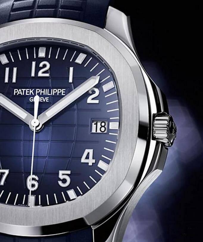 面盘除了有系列代表性的格纹图案，深蓝色调还有著由内向外逐渐变黑的渐层感，至于Aquanaut的运动机能则由指针与时标刻度涂覆的Superluminova物料，强化暗处视读性可略窥一二