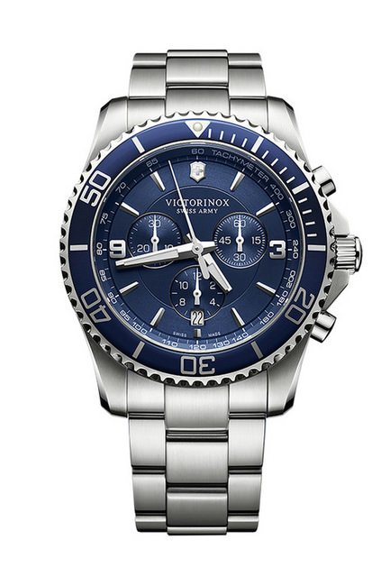  Maverick Chronograph计时码表蓝色表盘搭配蓝色亮漆表圈，优雅沉稳
