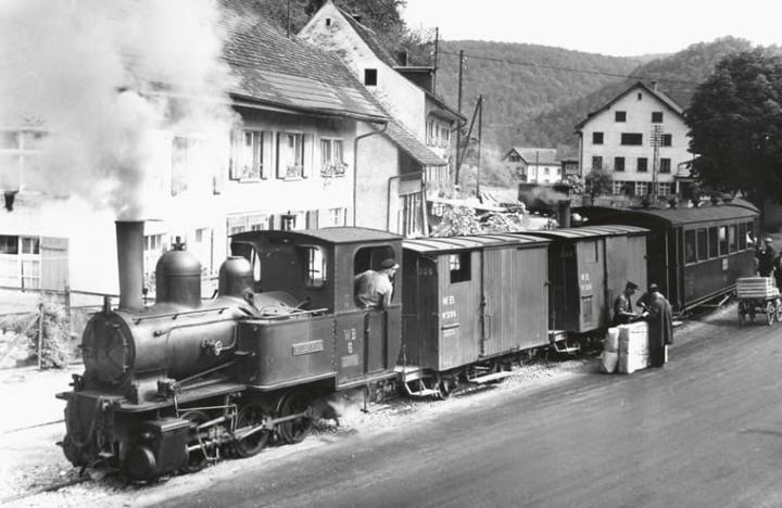1880年便已经建造的瓦尔登堡铁路对于Hölstein地区的开发扮演关键作用，于此地发迹的ORIS为了庆祝铁路即将整修完成，特地打造一款限量表做为纪念。
