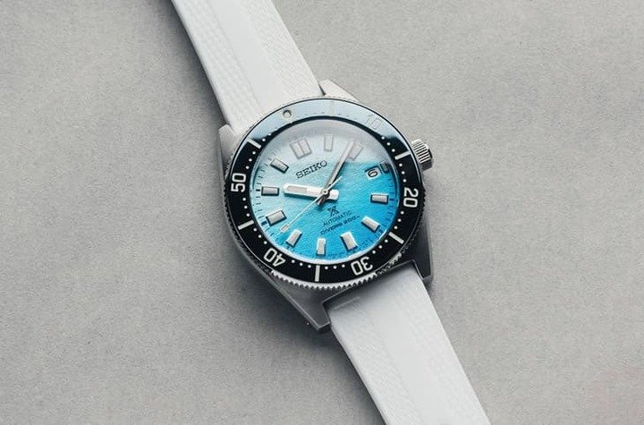 手表除了不锈钢炼带，还会额外附上一条白色橡胶表带。Source：Fratellowatches