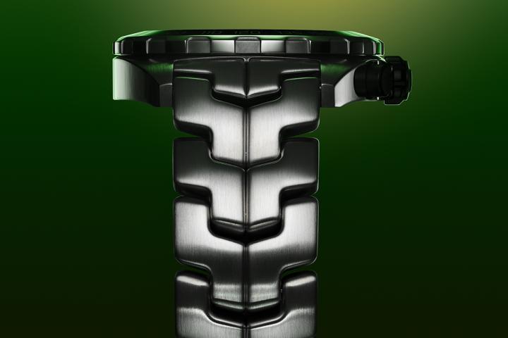 自 1987 年问世以来，S 形表链设计一直是 TAG Heuer 的经典标志，腕表采用独特的双重链节结构与舒适的设计，备受艾尔顿·塞纳的青睐。