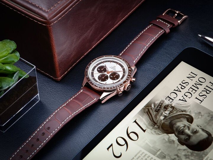 此次超霸“First OMEGA in Space”登月表采用Senda金材质，其灵感源自1959年诞生的第二代超霸腕表