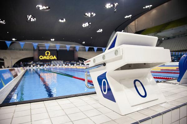 带有游泳排名指示灯的起跳台