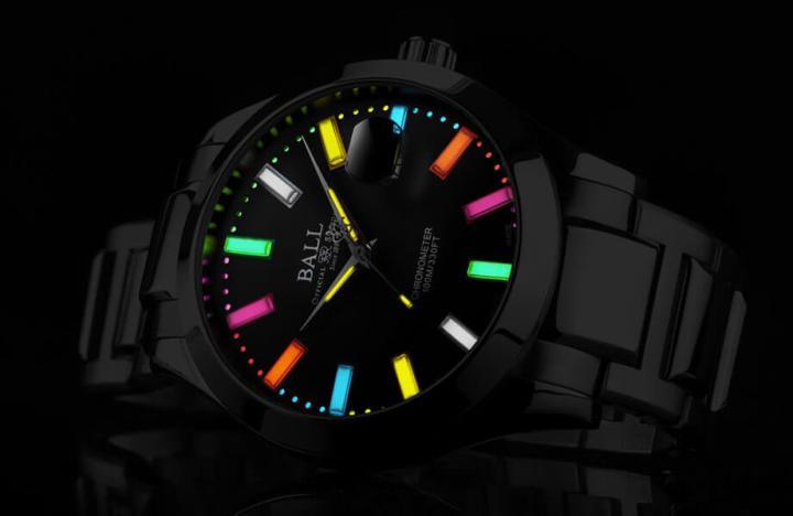 当置身黑暗环境中，手表的微型气灯将能够发出犹如彩虹般的丰富色彩，清楚易辨又缤纷吸睛