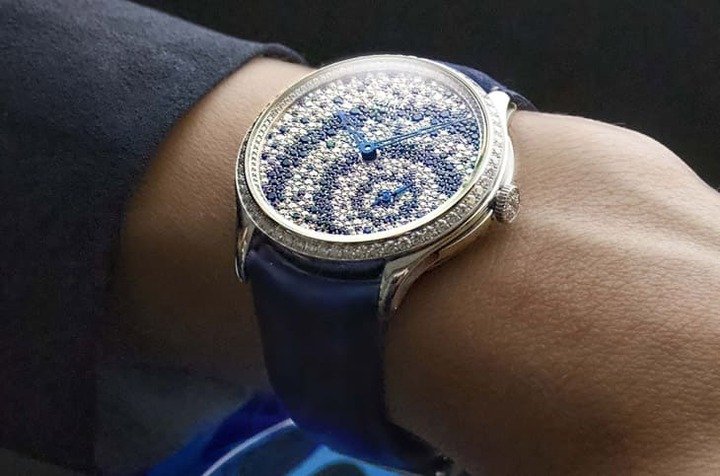 Promenade Diamond Drops设计呈现水滴落入静水时的涟漪扩散，并延伸至光影、晨露与雪景等自然意象，融入艺术化演绎。